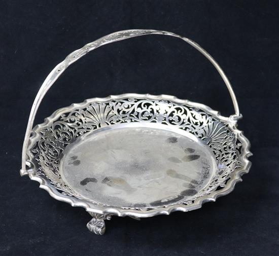 An Edwardian pierced silver fruit basket, by Walker & Hall, Chester, 1906, 22 oz.